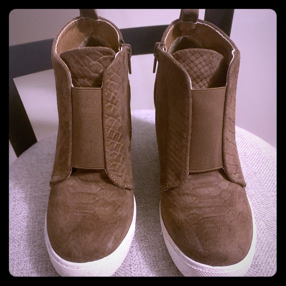 Wedged sneakers
